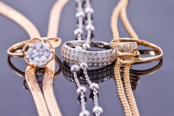 吉成當鋪名錶鑽石專業估價，包含 Rolex、Cartier 等名錶和鑽石典當。